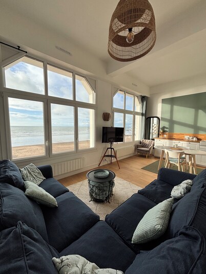 MAGNIFICENT NEW APARTMENT 2025 SPACIOUS COMFORTABLE & BRIGHT FACING THE SEA 