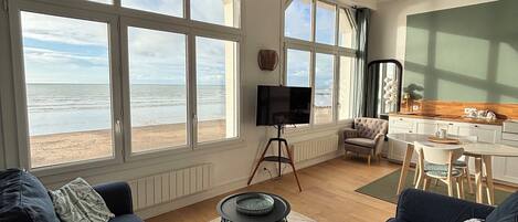 Una Smart TV, libros, un reproductor estéreo