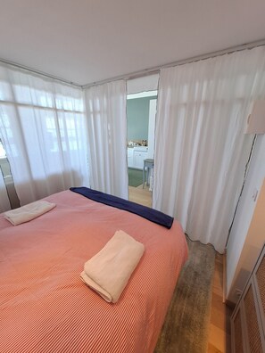 1 habitación, tabla de planchar con plancha, wifi gratis y ropa de cama 