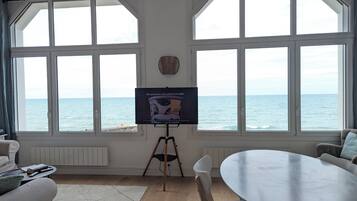 Smart-tv, boeken en een stereo