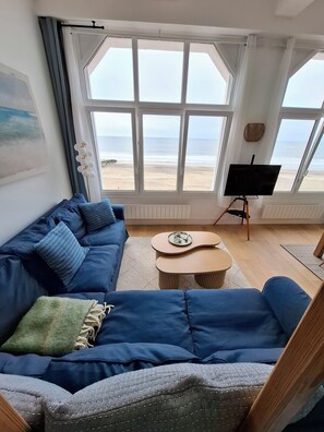 TV connectée, livres, chaîne hi-fi