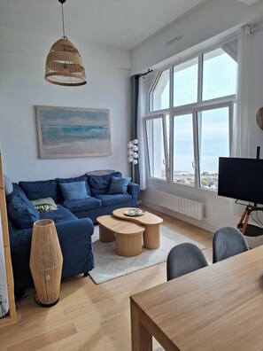 TV connectée, livres, chaîne hi-fi