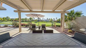 Outdoor dining - 3-bedroom house inside Indian Ridge Country Club, 30 Pools! Stunning Sunsets! (Palm Desert)
