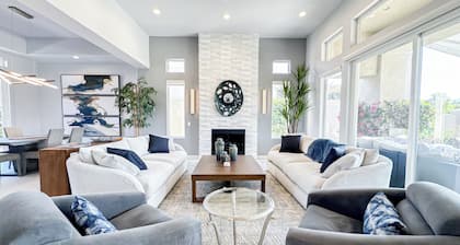 3-bedroom house inside Indian Ridge Country Club, 30 Pools! Stunning Sunsets!