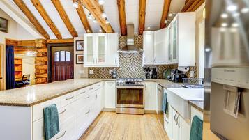 Fridge, microwave, stovetop, dishwasher