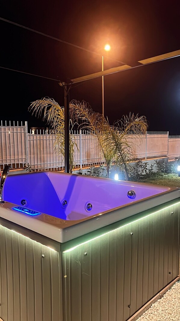 Bañera de hidromasaje al aire libre