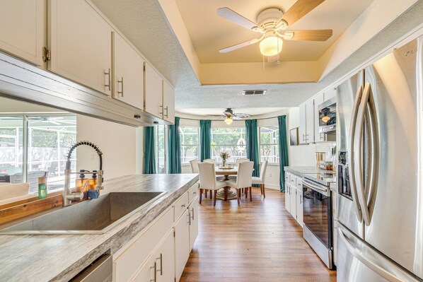 Fridge, microwave, stovetop, dishwasher