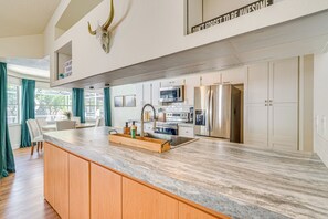 Fridge, microwave, stovetop, dishwasher