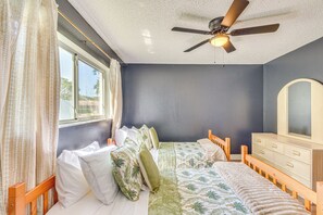 3 bedrooms, desk, travel cot, Internet