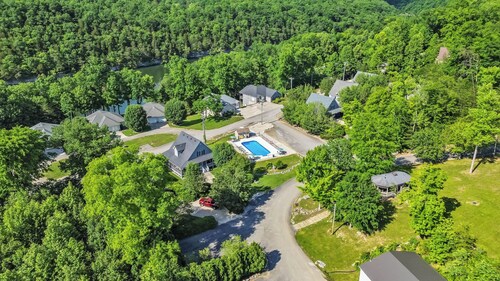 Welcome to “Stay Awhile Cottage” – The Ultimate Cabin Retreat on Lake Cumberland