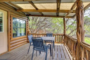 Outdoor dining - Cedar Falls Cabin 2: Family Getaway By Honey Creek (Davis)