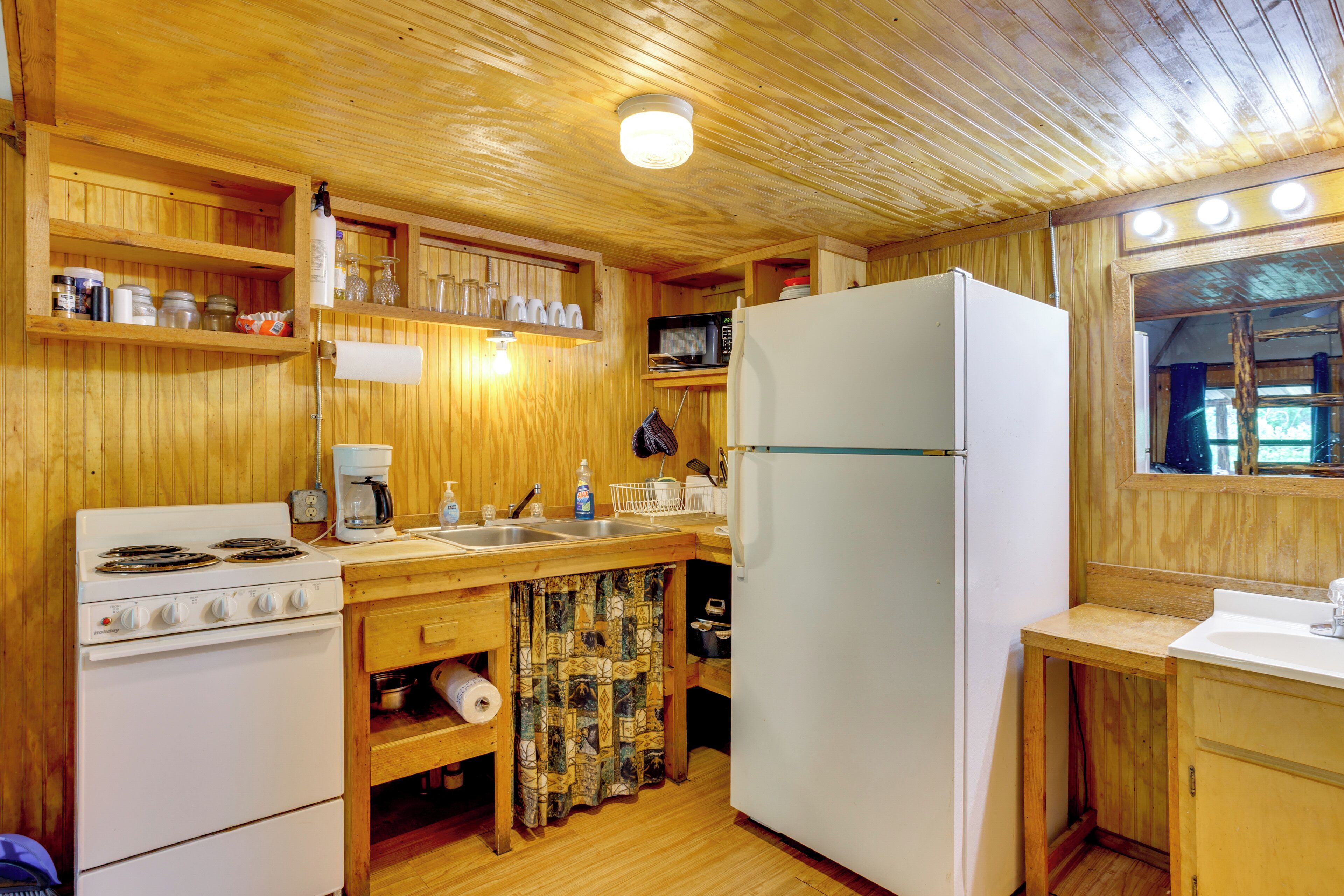 Refrigerador, microondas, horno y cafetera y tetera 