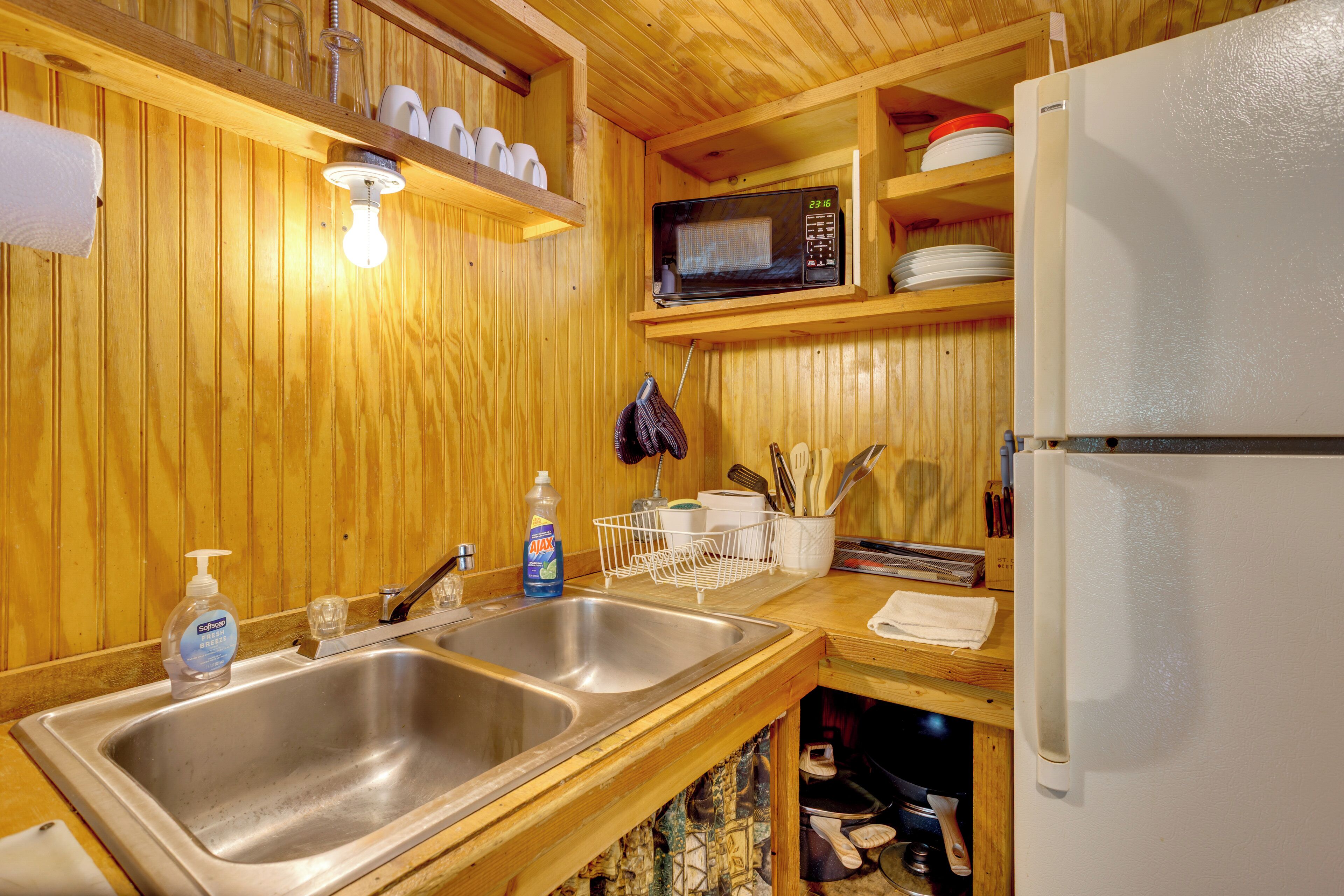 Fridge, microwave, oven, coffee/tea maker