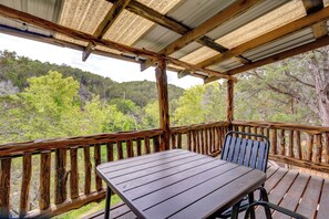 Outdoor dining - Cedar Falls Cabin 2: Family Getaway By Honey Creek (Davis)