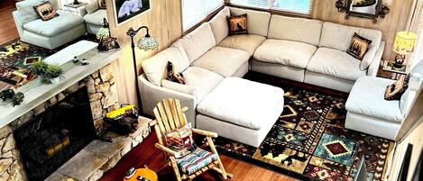 Een smart-tv, een open haard, boeken en een computerscherm