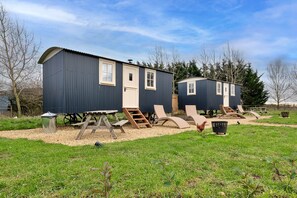 Chalet | Outdoor dining - Shepherd's Hut Near Cotswolds & Sky Dive Fun (Brackley)