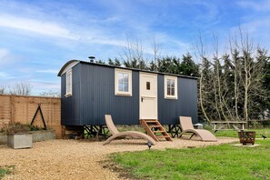 Chalet | Exterior - Shepherd's Hut Near Cotswolds & Sky Dive Fun (Brackley)