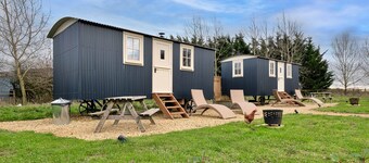 Shepherd's Hut Near Cotswolds & Sky Dive Fun