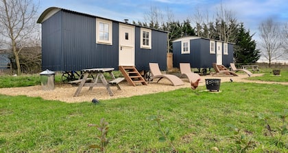 Shepherd's Hut Near Cotswolds & Sky Dive Fun