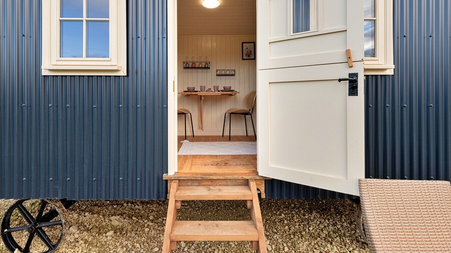 Shepherd's Hut Near Cotswolds & Sky Dive Fun