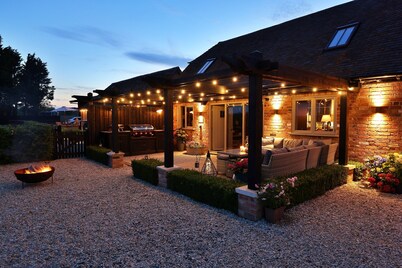 Barn in Cotswolds With Outdoor Kitchen