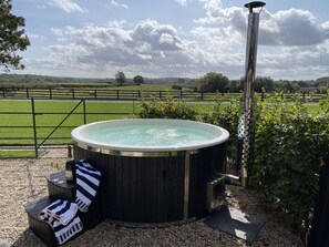 Cottage | Outdoor spa tub