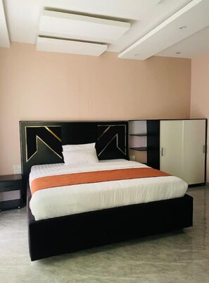 Relax in a spacious room with a large bed and a minimalist design.