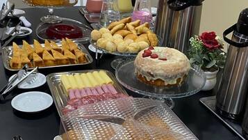 包含每日自助早餐