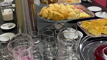Café da manhã com buffet grátis todos os dias