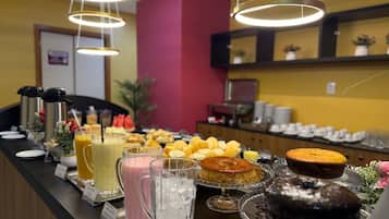 Café da manhã com buffet grátis todos os dias