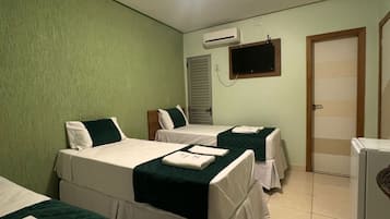 Quarto triplo econômico | Wi-Fi de cortesia, roupa de cama
