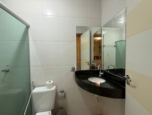 Shower, handuk, sabun, dan sampo