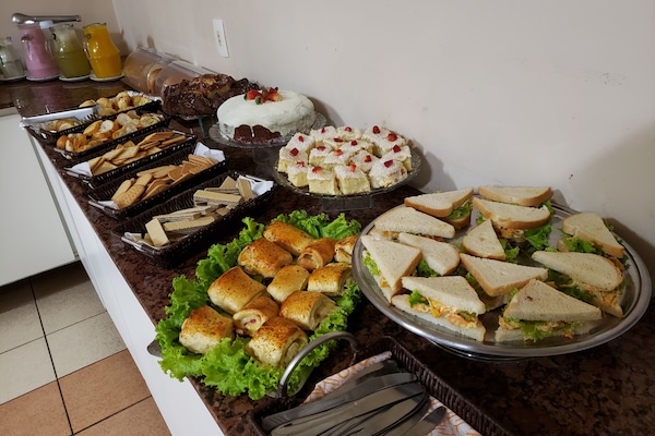 TĂ€gliches inbegriffenes FrĂŒhstĂŒcksbuffet