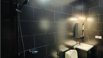Douche, serviettes fournies, savon, papier toilette