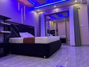 3 habitaciones, tabla de planchar con plancha, wifi y ropa de cama