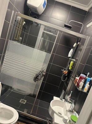 Toallas, jabón, papel de baño