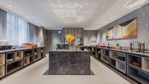 A modern kitchen with a marble island, built-in shelves, and a large window. - Homeinn Selected Hotel (Shanghai Xinzhuang Subway Station North Square) (Shanghai)