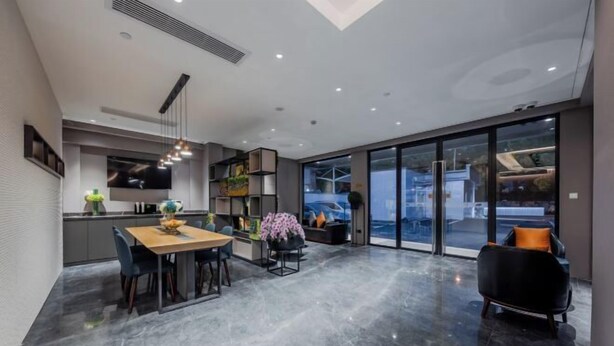 A modern interior with a dining area, kitchen, and seating space. - Homeinn Selected Hotel (Shanghai Xinzhuang Subway Station North Square) (Shanghai)