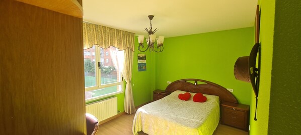 4 bedrooms, iron/ironing board, WiFi, bed sheets