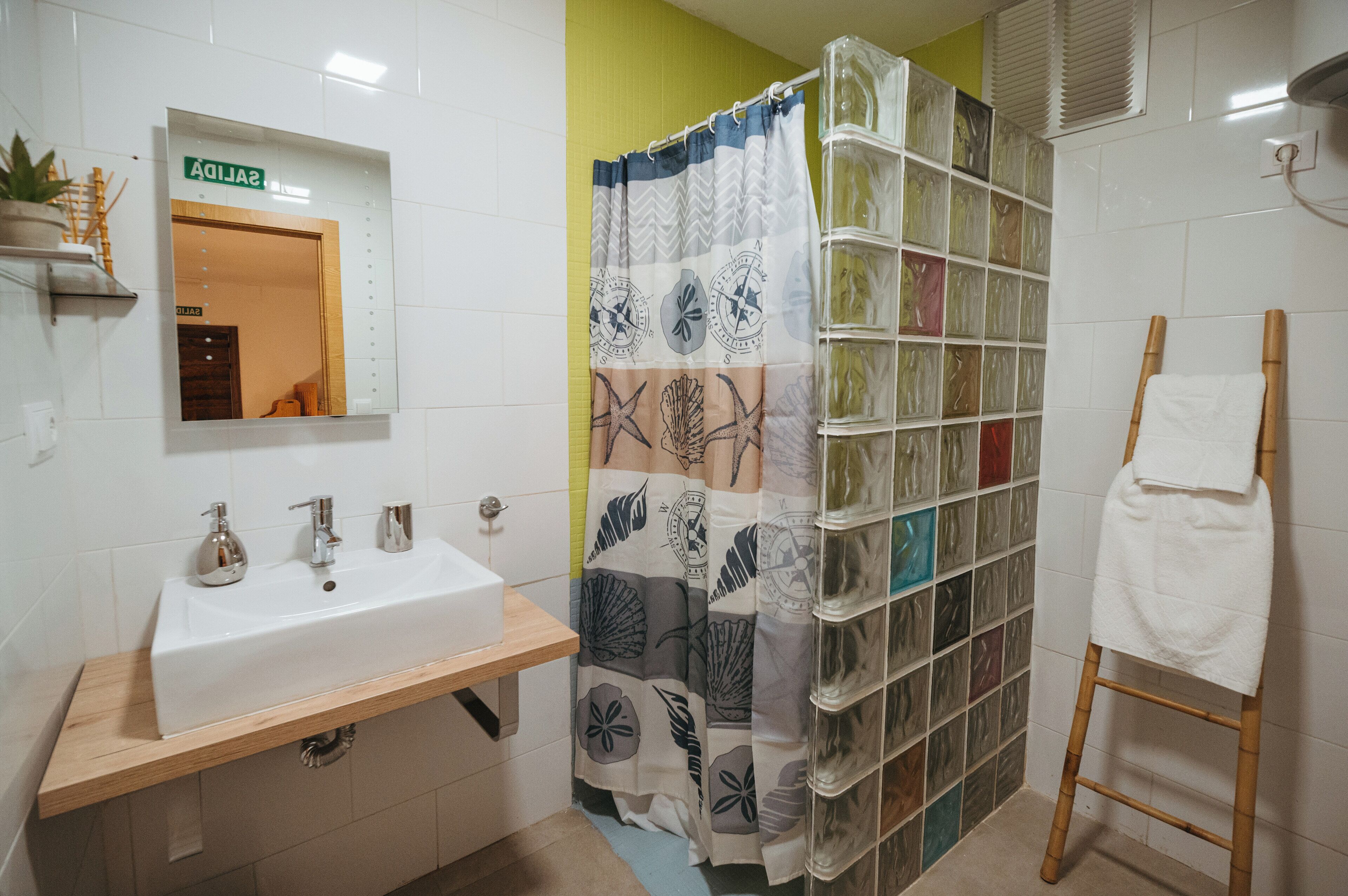 Tomannsrom – deluxe, 2 enkeltsenger, eget bad, 1. etasje | Bad | Dusj, hårføner, håndklær og toalettpapir