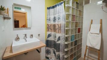 Habitación Deluxe con 2 camas individuales, varias camas, balcón, vista a la ciudad | Baño