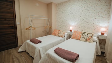 Habitación Deluxe con 2 camas individuales, varias camas, balcón, vista a la ciudad | Wifi gratis