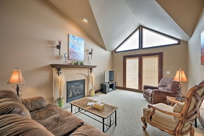 Cozy Fairway Retreat - Near Ski, Golf & Town