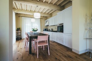 Dining - The Palm Hut, home for families (Lucca)