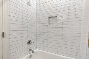 Secadora de cabello, toallas, jabón, papel de baño