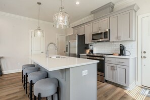 Geladeira, micro-ondas, cooktop, lava-louças