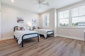 3 bedrooms, iron/ironing board, WiFi, bed sheets