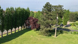 A grassy area with trees and a road. - New cocoon between sea and countryside 4Pers Private parking (Villers-sur-Mer)