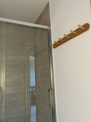 Dusche, Haartrockner, Seife, Toilettenpapier
