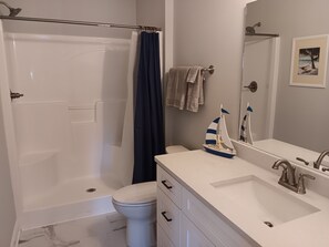 Douche, sèche-cheveux, serviettes fournies, savon